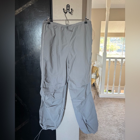 (H&M) Gray and white jogger pants - Picture 1 of 7